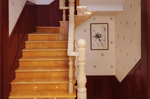 宁乡中式别墅室内汉白玉石楼梯的定制安装装饰效果